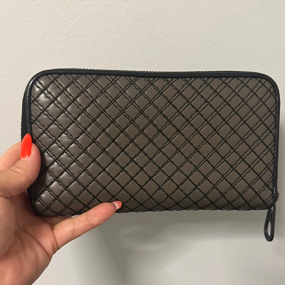 Bottega Veneta Dark Beige & Black Woven Zip Around Wallet. NWOT & Incl Orig Box - Picture 13 of 15